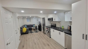 Lake-Walk House 3 Bed 2 Bath Apt